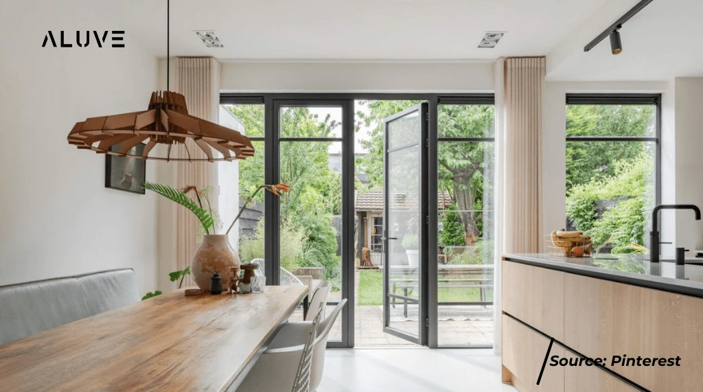 Pintu swing aluminium warna hitam untuk ruang dapur