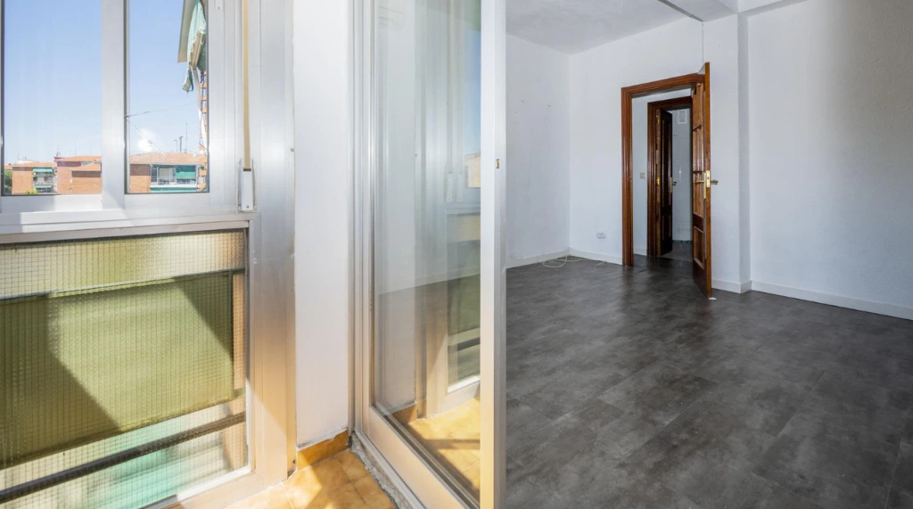 pintu aluminium putih dengan warna lantai kontras