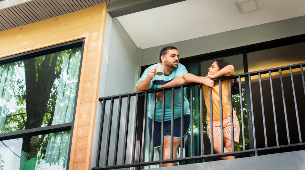Balkon dengan Sentuhan Kayu Alami
