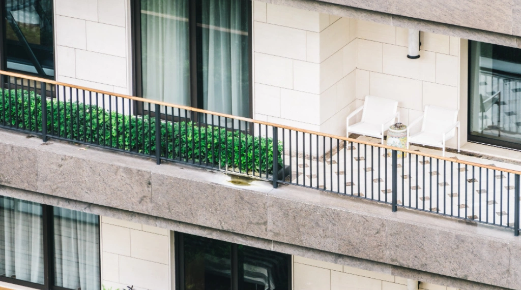 Balkon Sudut pada Rumah Bertingkat