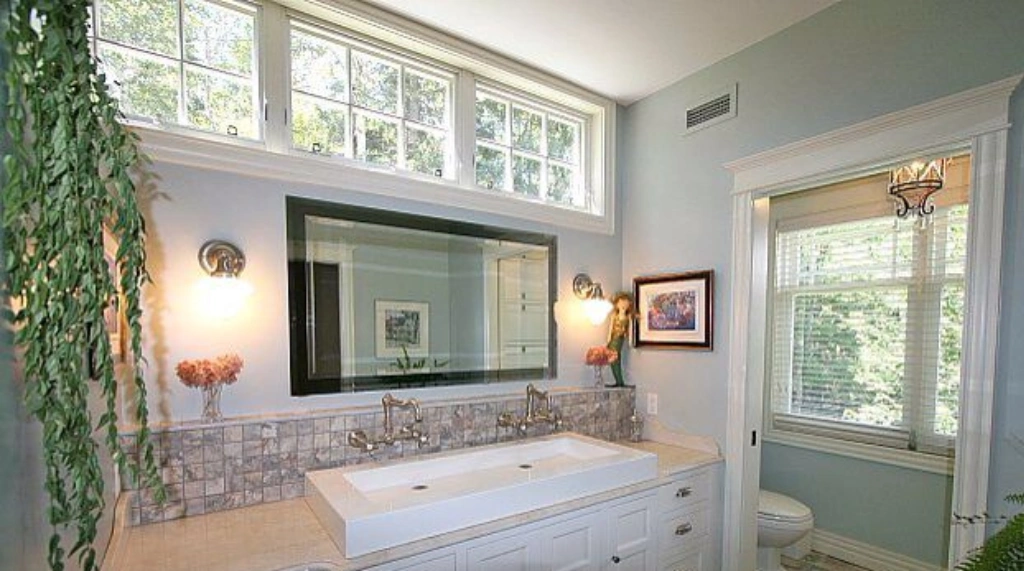 Elegan Klasik Jendela Boven Grid dalam Ruang Wastafel Mewah