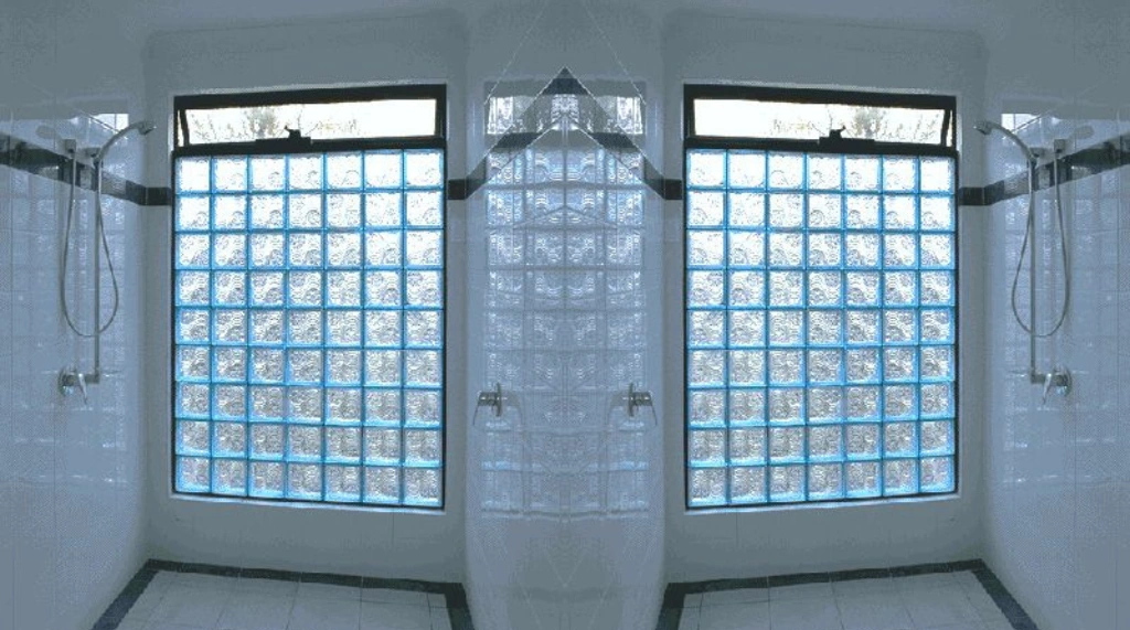 Kombinasi Fungsional Jendela Boven dan Dinding Glass Block di Area Shower