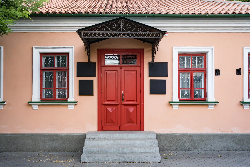Cat Pintu Rumah Minimalis Merah Maroon