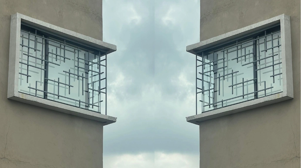 Teralis Jendela Minimalis Terbaru Model Box Out dengan Pola Garis Abstrak